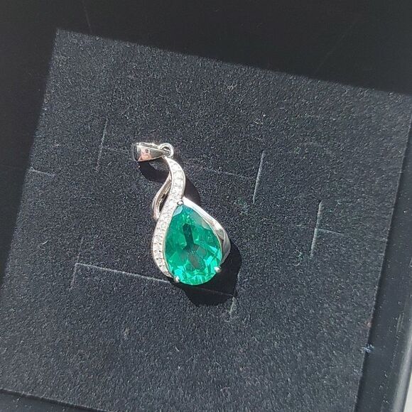 2.7 Carat Emerald Sterling Pendant - Picture 4 of 8